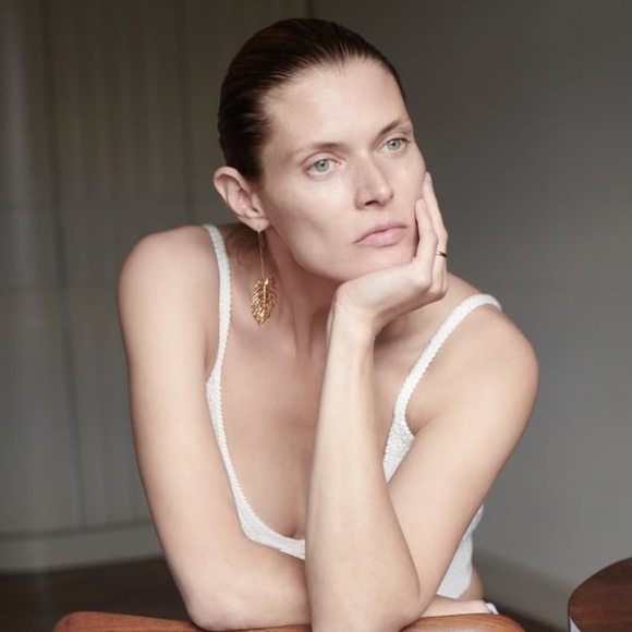 🍃Gold Monstera Leaf Earrings🌺 - Picture 4 of 5